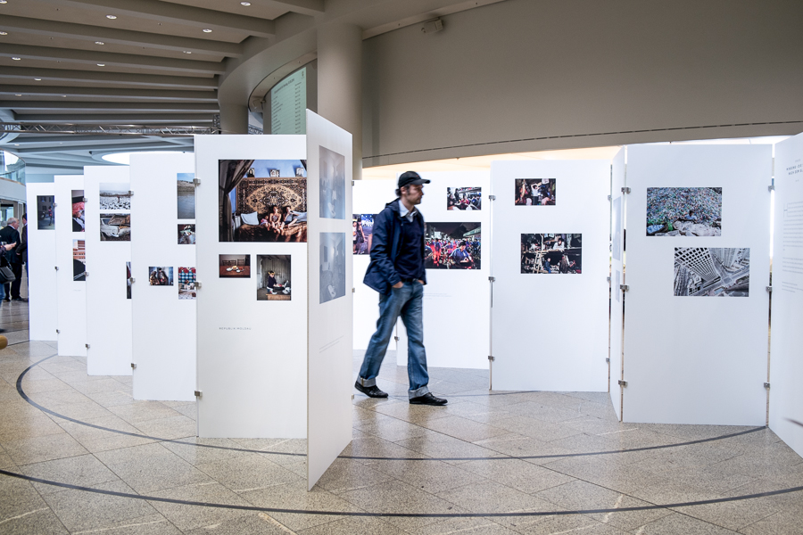 "Wanderarbeiter. Fotografien einer neuen Arbeiterklasse" | Minong. Die Suche nach dem Glück | Landtag NRW | Düsseldorf 2016