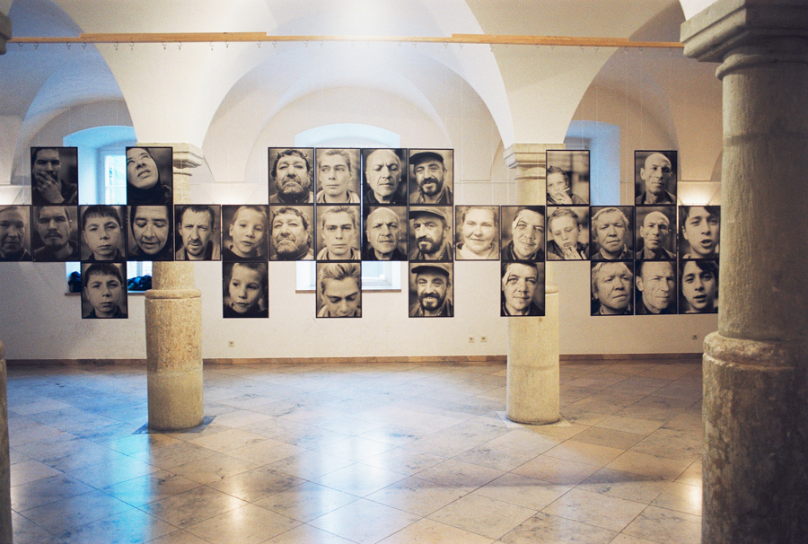 "Odessa obdachlos" | Säulenhalle des Thon-Dittmar-Palais | Regensburg 2001