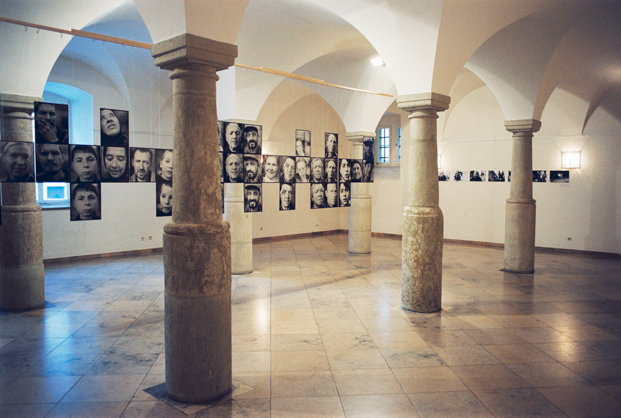 "Odessa obdachlos" | Säulenhalle des Thon-Dittmar-Palais | Regensburg 2001