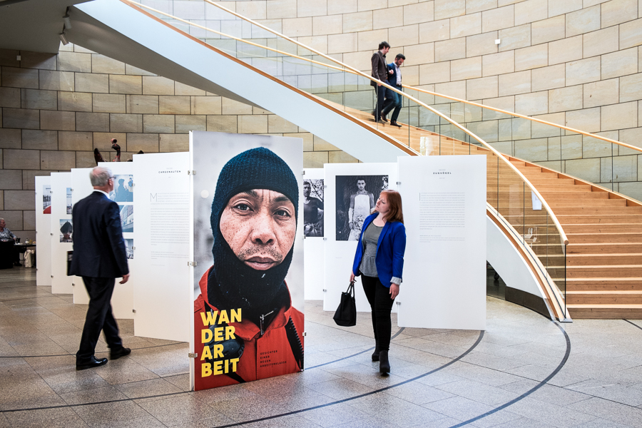 "Wanderarbeiter. Fotografien einer neuen Arbeiterklasse" | Minong. Die Suche nach dem Glück | Landtag NRW | Düsseldorf 2016